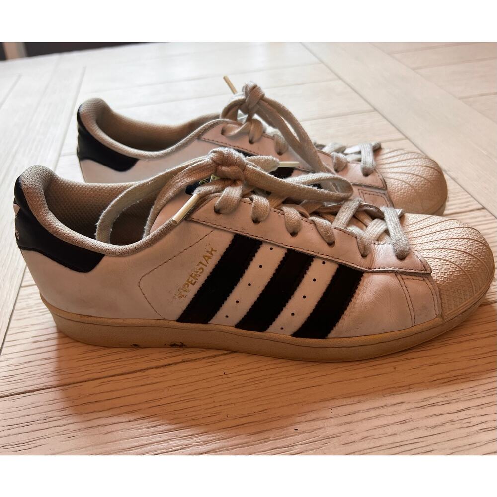Adidas women’s‎ superstar low rise black & white leather sneakers. Size 8